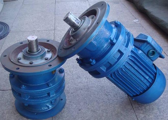 升降平台里的丝杆升降机需要做防旋转吗